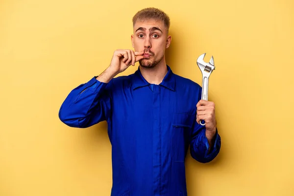 Young Electrician Caucasian Man Isolated Yellow Background Fingers Lips Keeping — Foto Stock