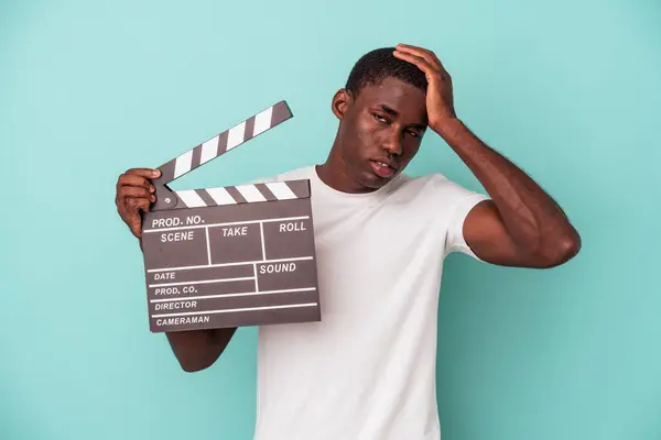 Genç Afrikalı Amerikalı Bir Adam Mavi Arka Planda Izole Edilmiş — Stok fotoğraf