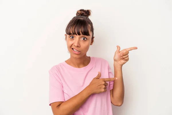 Jeune Femme Métisse Isolée Sur Fond Blanc Choquée Pointant Avec — Photo