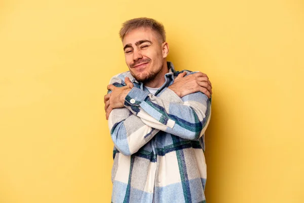 Mladý Kavkazský Muž Izolovaný Žlutém Pozadí Objetí Usmívající Bezstarostně Šťastný — Stock fotografie