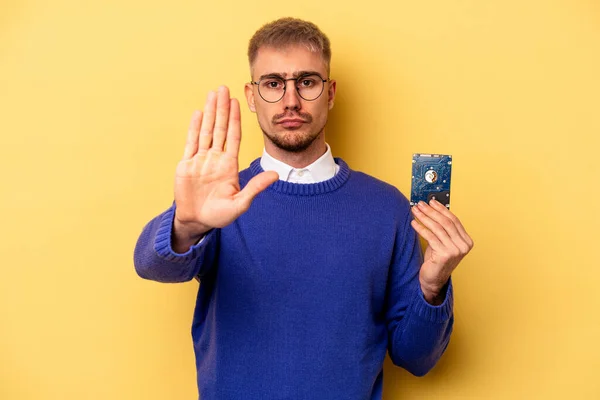 Young Computer Man Isolated Yellow Background Standing Outstretched Hand Showing — Stock fotografie