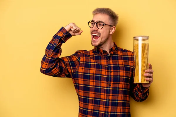 Young Caucasian Man Holding Spaghettis Jar Isolated Yellow Background Raising — Stock fotografie