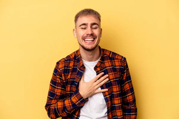Junger Kaukasischer Mann Auf Gelbem Hintergrund Lacht Laut Aus Und — Stockfoto