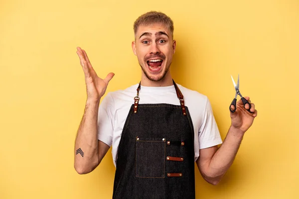 Young Caucasian Hairdresser Man Holding Scissors Isolated Yellow Background Receiving — Stock fotografie