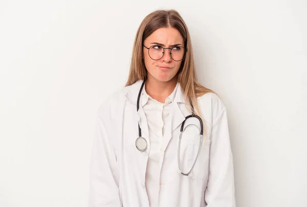 Giovane Medico Donna Russa Isolato Sfondo Bianco Confuso Sente Dubbioso — Foto Stock