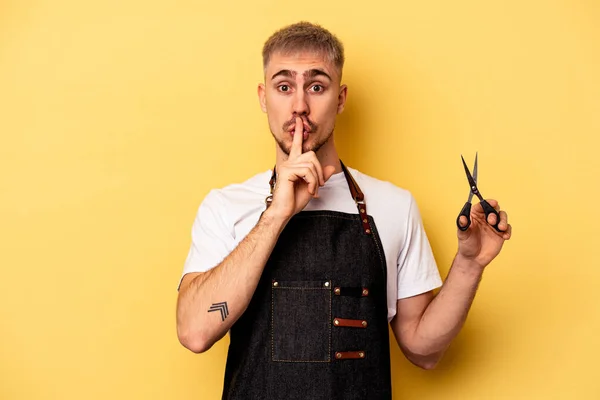 Young Caucasian Hairdresser Man Holding Scissors Isolated Yellow Background Keeping — Stock fotografie