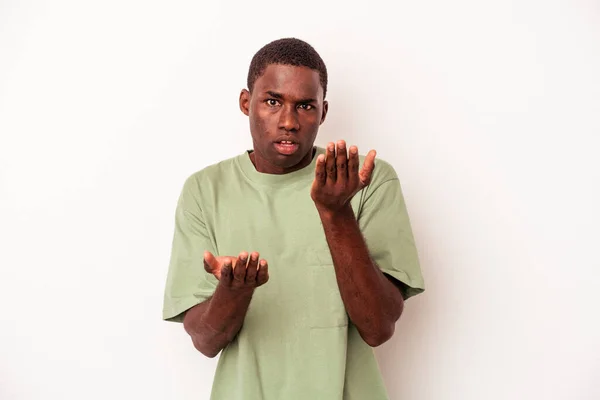 Молодий Афроамериканець Ізольований Білому Фоні Робить Масштаб Руками Почувається Щасливим — стокове фото