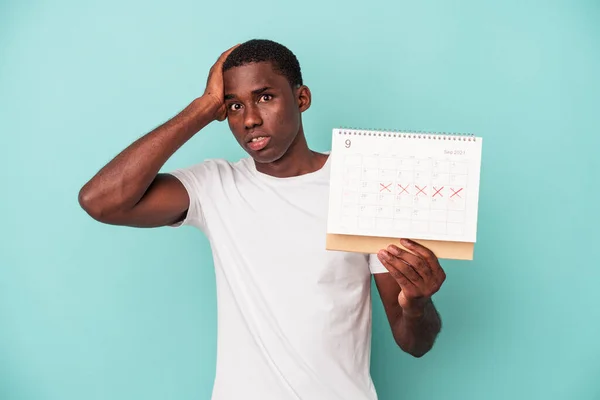 Mladá Afroameričanka Drží Kalendář Izolovaný Modrém Pozadí Šokován Ona Vzpomněla — Stock fotografie