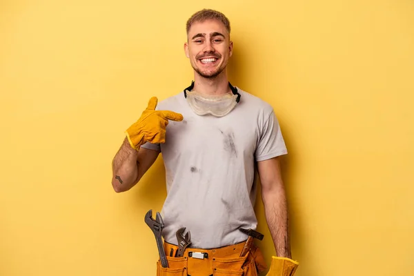 Giovane Elettricista Uomo Caucasico Isolato Sfondo Giallo Persona Che Punta — Foto Stock