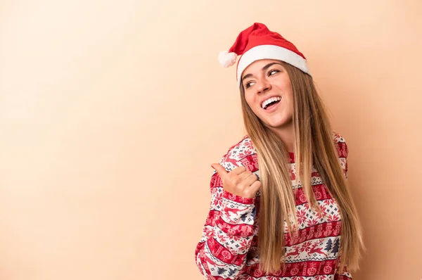 Jonge Russische Vrouw Vieren Kerstmis Geïsoleerd Beige Achtergrond Punten Met — Stockfoto