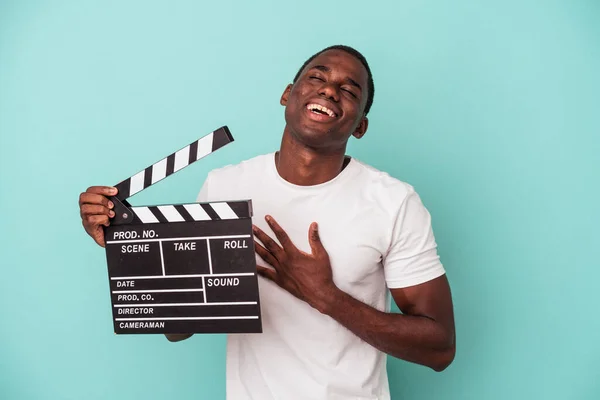 Молодий Афроамериканець Який Тримає Клавіатуру Ізольованою Синьому Фоні Сміється Голосно — стокове фото