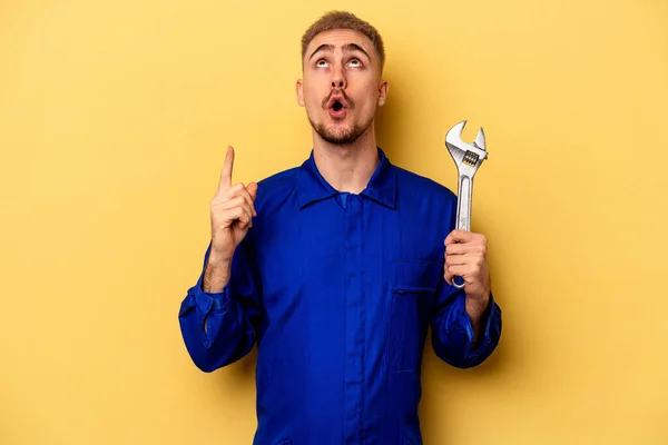 Young Electrician Caucasian Man Isolated Yellow Background Pointing Upside Opened — Stockfoto