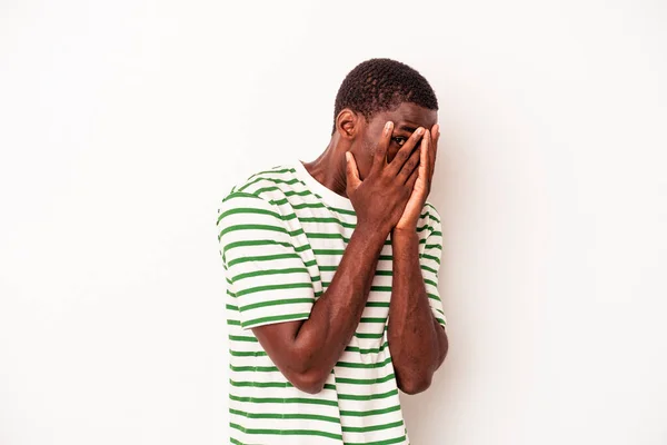 Joven Afroamericano Hombre Aislado Blanco Fondo Parpadear Través Dedos Asustado — Foto de Stock