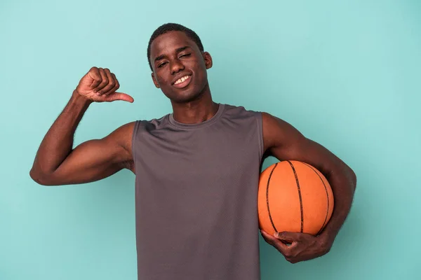 Giovane Uomo Afroamericano Che Gioca Basket Isolato Sfondo Blu Sente — Foto Stock