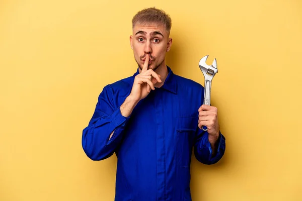 Young Electrician Caucasian Man Isolated Yellow Background Keeping Secret Asking — Stockfoto