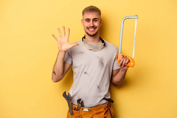 Jovem Eletricista Caucasiano Homem Isolado Fundo Amarelo Sorrindo Alegre Mostrando — Fotografia de Stock