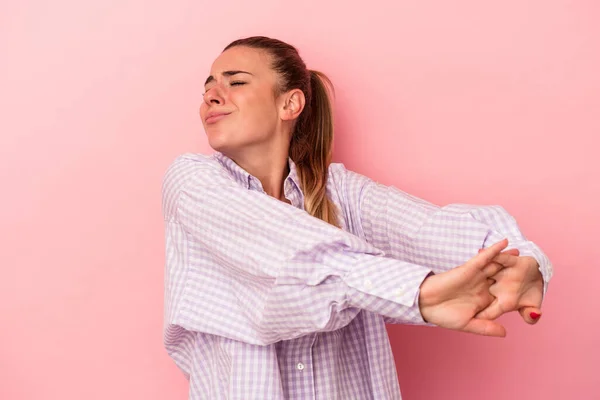 Young Russian Woman Isolated Pink Background Upset Screaming Tense Hands — Stock Photo, Image