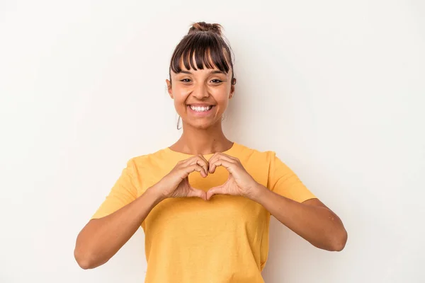 Jovem Mista Mulher Isolada Fundo Branco Sorrindo Mostrando Uma Forma — Fotografia de Stock