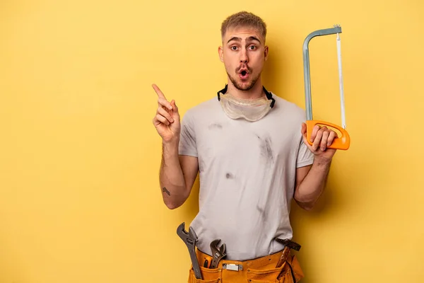 Young Electrician Caucasian Man Isolated Yellow Background Pointing Side — Zdjęcie stockowe