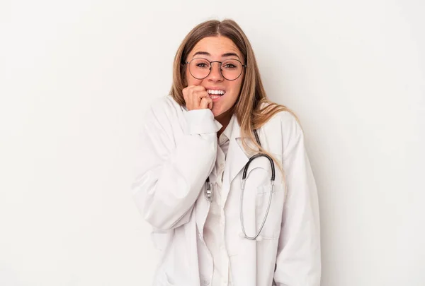 Jonge Arts Russische Vrouw Geïsoleerd Witte Achtergrond Bijten Nagels Nerveus — Stockfoto