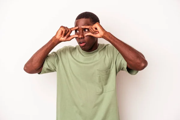Junger Afrikanisch Amerikanischer Mann Isoliert Auf Weißem Hintergrund Hält Die — Stockfoto