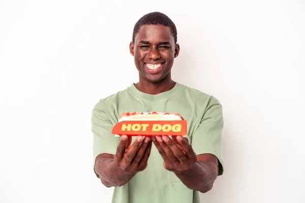 Giovane Uomo Afroamericano Mangiare Hot Dog Isolato Sfondo Bianco — Foto Stock