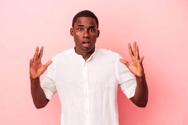 Mladý Africký Američan Izolovaný Růžovém Pozadí Překvapený Šokovaný — Stock fotografie