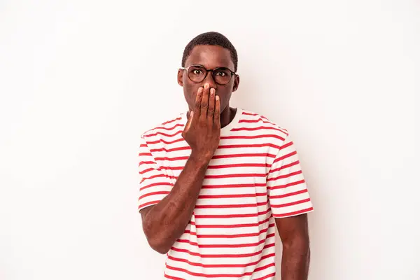 Junge Afrikanisch Amerikanische Mann Isoliert Auf Weißem Hintergrund Schockiert Mund — Stockfoto