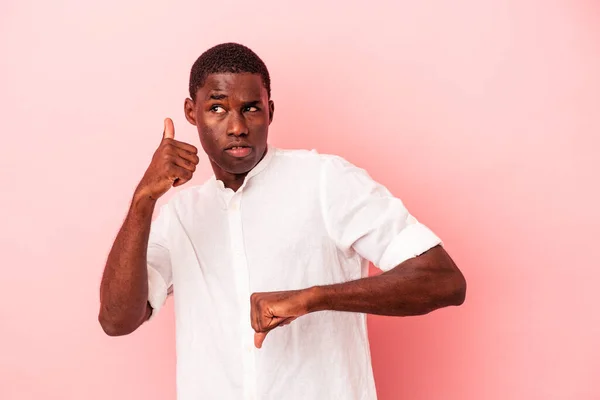 Ung Afrikansk Amerikansk Man Isolerad Rosa Bakgrund Visar Tummen Upp — Stockfoto