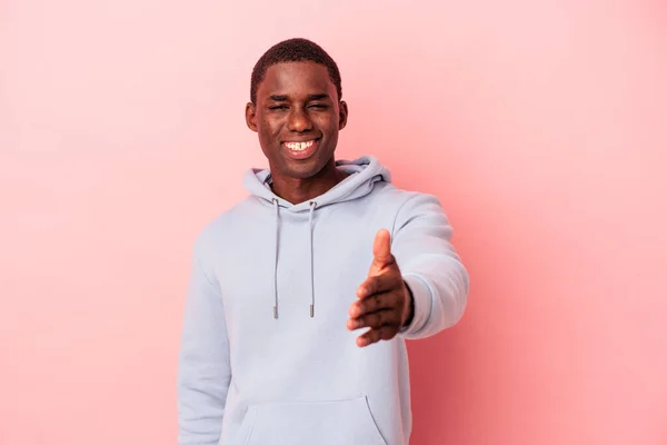 Giovane Uomo Afroamericano Isolato Sfondo Rosa Sorridente Alzando Pollice Verso — Foto Stock