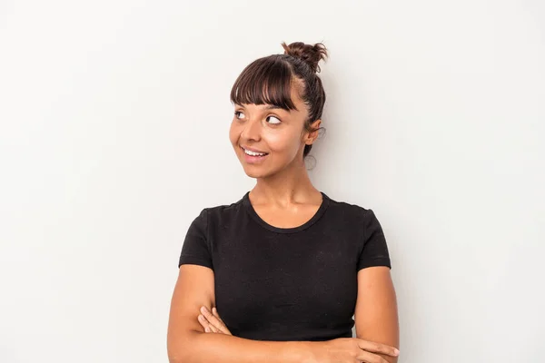 Jong Gemengd Ras Vrouw Geïsoleerd Witte Achtergrond Glimlachen Zelfverzekerd Met — Stockfoto