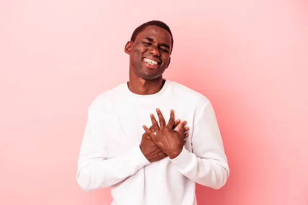 Jovem Afro Americano Isolado Fundo Rosa Rindo Mantendo Mãos Coração — Fotografia de Stock