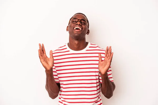 배경에 고립된 아프리카 미국인 남자가 가슴에 소리로 웃는다 — 스톡 사진