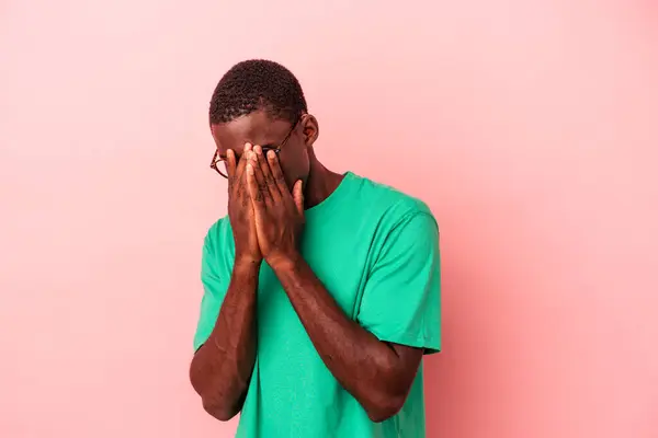 Jonge Afro Amerikaanse Man Geïsoleerd Roze Achtergrond Knipperen Camera Door — Stockfoto