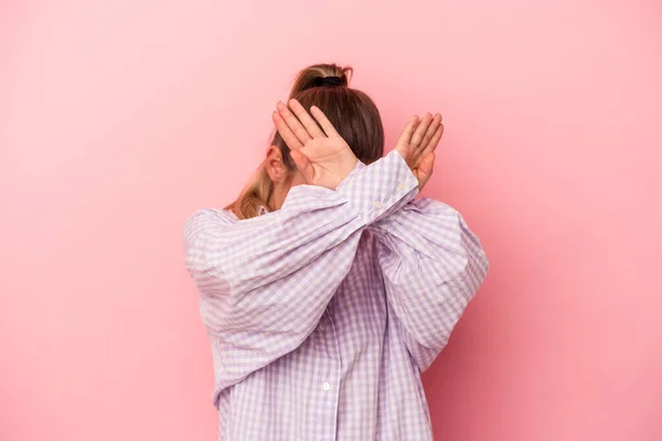 Young Russian Woman Isolated Pink Background Covering Ears Hands Trying — Stock Photo, Image