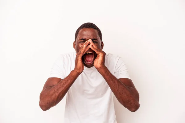 아프리카 미국인 남자가 배경에 소리를 지르며 — 스톡 사진