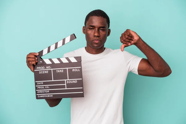 Young African American Man Holding Clapperboard Isolated Blue Background Showing — Stock Photo, Image