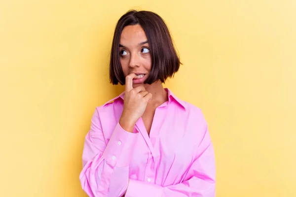 Giovane Donna Razza Mista Isolato Sfondo Giallo Rilassato Pensando Qualcosa — Foto Stock