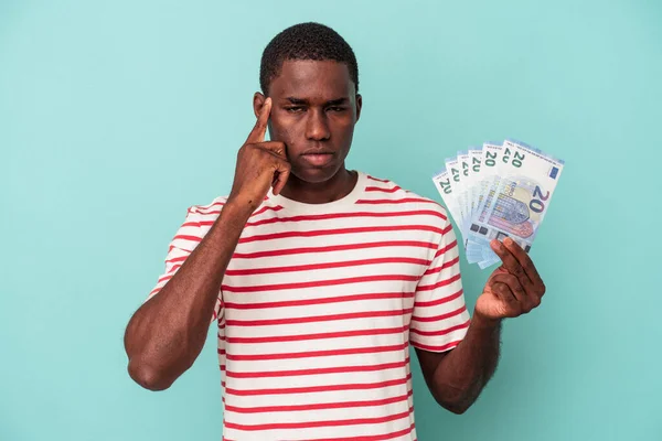 Elinde Banknotlar Tutan Genç Afrikalı Bir Adam Mavi Arka Planda — Stok fotoğraf