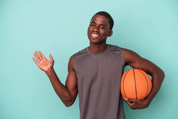 Joven Afroamericano Jugando Baloncesto Aislado Sobre Fondo Azul Mostrando Espacio — Foto de Stock