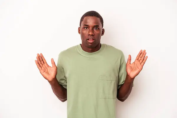 Joven Afroamericano Aislado Sobre Fondo Blanco Teniendo Una Idea Concepto —  Fotos de Stock