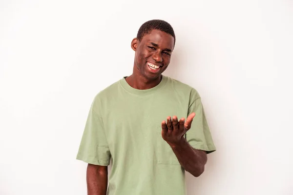 Ung Afrikansk Amerikansk Man Isolerad Vit Bakgrund Sträcker Handen Framför — Stockfoto