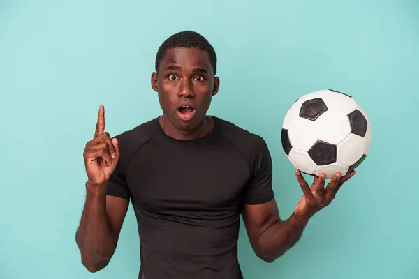 Молодий Афроамериканець Який Грає Футбол Ізольований Синьому Фоні Має Ідею — стокове фото