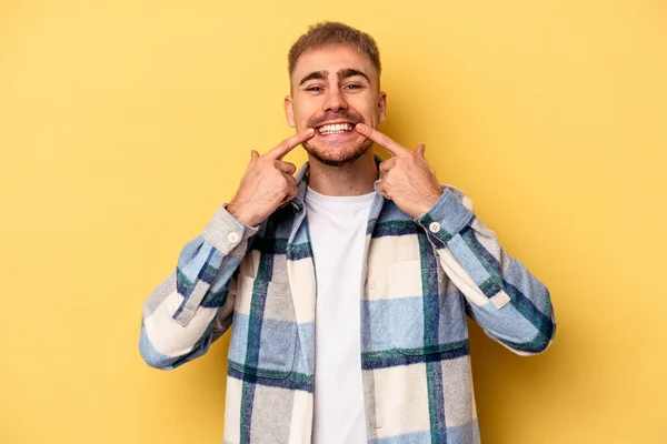 Mladý Běloch Izolovaný Žlutém Pozadí Usmívá Ukazuje Prsty Ústa — Stock fotografie