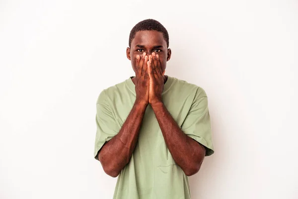 Молодой Африканский Американец Изолированный Белом Фоне Потрясен Закрывая Рот Руками — стоковое фото