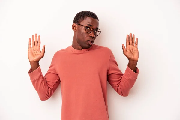 Jovem Afro Americano Isolado Fundo Branco Sendo Chocado Devido Perigo — Fotografia de Stock