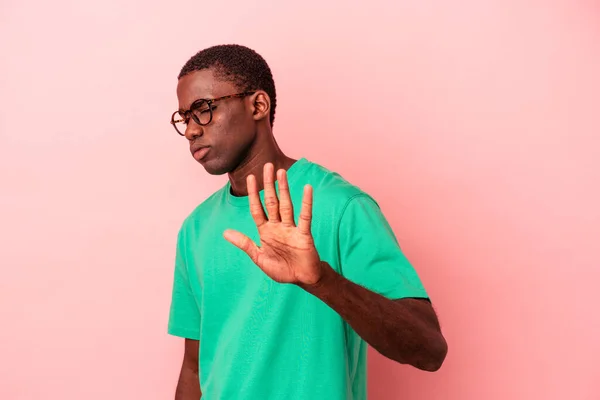 Genç Afro Amerikalı Bir Adam Pembe Arka Planda Izole Edilmiş — Stok fotoğraf