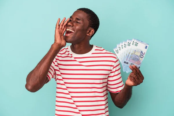 Mladý Afroameričan Drží Bankovky Izolované Modrém Pozadí Křičí Drží Dlaň — Stock fotografie