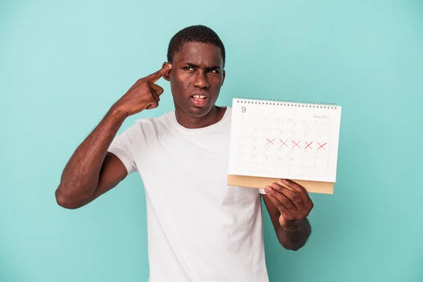 Mladý Afroameričan Drží Kalendář Izolovaný Modrém Pozadí Ukazuje Zklamání Gesto — Stock fotografie