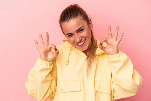 Ung Rysk Kvinna Isolerad Rosa Bakgrund Glad Och Säker Visar — Stockfoto